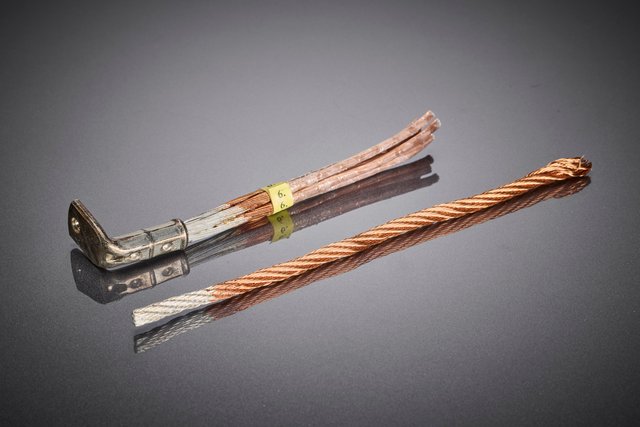 Comparaison de différents types de réalisation de contact d'un fil de litz HF RUPALIT – de la section de fil de litz dénudée à la solution de raccordement intégrée. Le traitement précis de tous les brins individuels constitue la base d'une connexion électrique à faibles pertes et durablement stable.