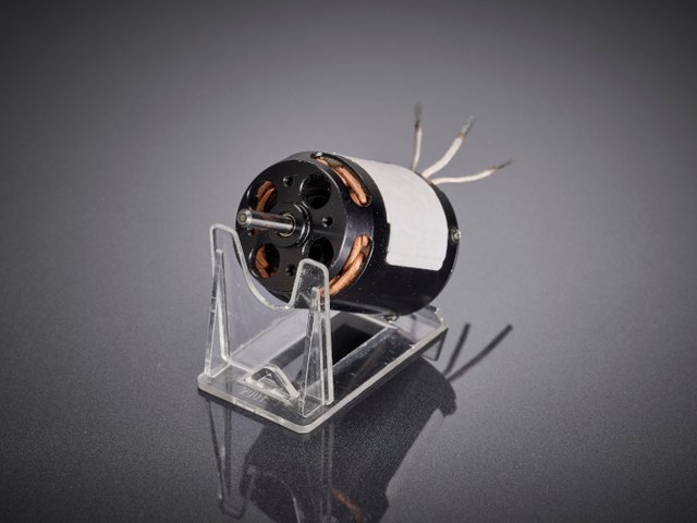 Fils de Litz HF profilés pour moteurs haute performance compacts en aéronautique