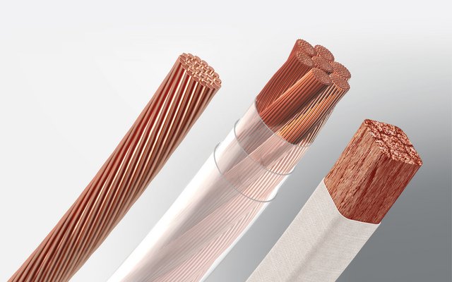 HF-Litze im Querschnitt mit feinen Einzeldrähten, transparenter Isolation und textiler Umspinnung