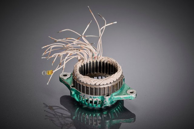 La conception de l'enroulement est spécifiquement adaptée au fonctionnement avec des entraînements à fréquence variable et réduit les pertes liées à l'onduleur dans l'interaction entre l'électronique de puissance et le moteur.
