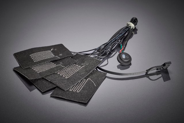 Modules textiles conducteurs avec fils de litz intégrés pour les applications de textiles intelligents. Les structures conductrices flexibles conviennent aux wearables et aux systèmes de capteurs et permettent une transmission fiable des signaux et de l'énergie avec une grande résistance mécanique.