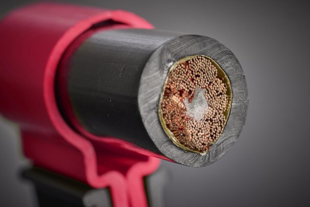 La construction du fil de litz optimisée pour la HF avec des brins individuels extrêmement fins réduit de manière ciblée les pertes par effet de peau et de proximité et favorise une distribution uniforme du courant avec une efficacité élevée et une robustesse mécanique dans l'utilisation des AGV.