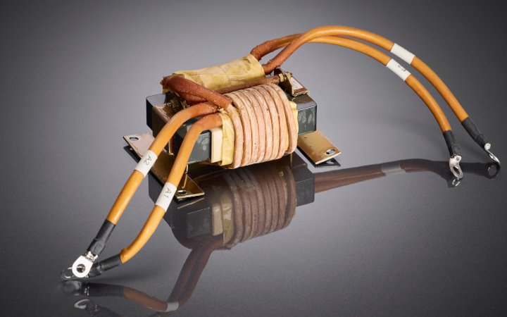 Hochstrom-Transformator mit Anschlussleitungen für Anwendungen in der Bahntechnik