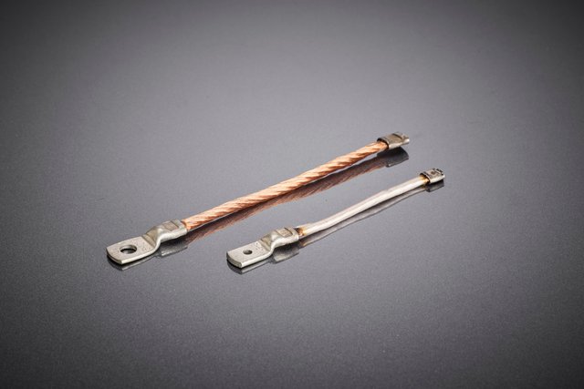 Comparaison de fils de litz HF confectionnés pour différentes plages de courant – des versions flexibles pour courants élevés aux variantes plus compactes. La technique de connexion adaptée assure un contact homogène, résistant et à faibles pertes sur toute la section.