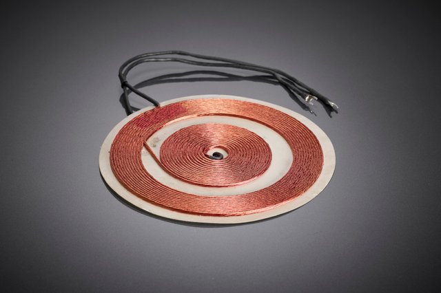 La bobine plate "pancake" illustre le résultat d'une conception de fil de litz optimisée en termes de matériaux et de processus pour les systèmes de cuisson par induction aux exigences thermiques élevées.