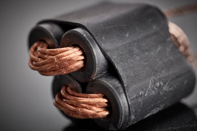 Le fil de litz HF à isolation multiple, avec son regroupement dense et son guidage précis à travers le noyau de ferrite, souligne le concept robuste d'isolation et de CEM pour les systèmes militaires de haute fiabilité.