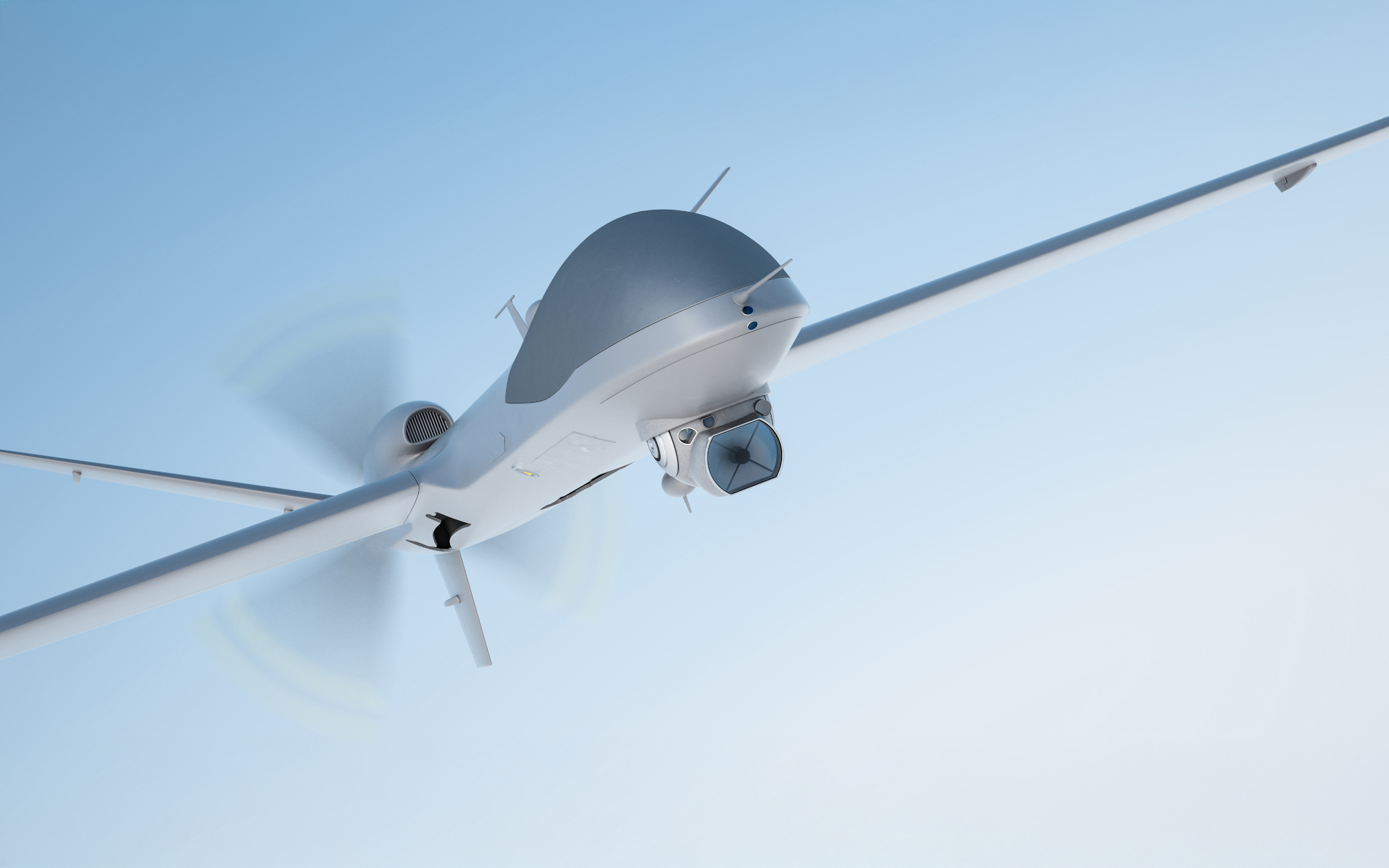 Unbemanntes Fluggerät mit Propeller und Sensorsystem fliegt vor blauem Himmel