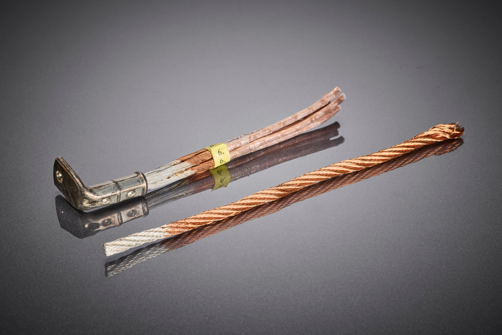 Comparaison de différents types de réalisation de contact d'un fil de litz HF RUPALIT – de la section de fil de litz dénudée à la solution de raccordement intégrée. Le traitement précis de tous les brins individuels constitue la base d'une connexion électrique à faibles pertes et durablement stable.