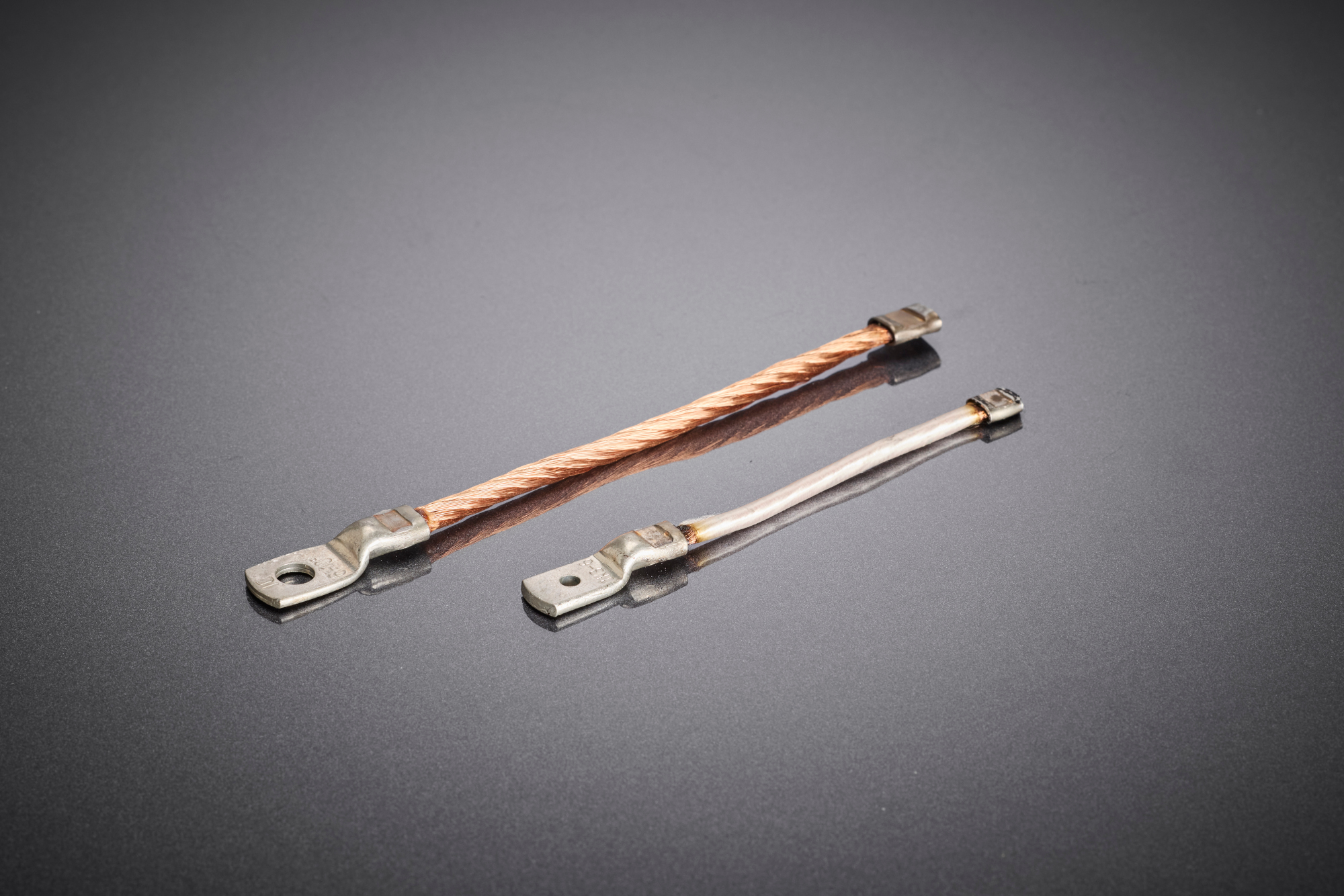 Comparaison de fils de litz HF confectionnés pour différentes plages de courant – des versions flexibles pour courants élevés aux variantes plus compactes. La technique de connexion adaptée assure un contact homogène, résistant et à faibles pertes sur toute la section.