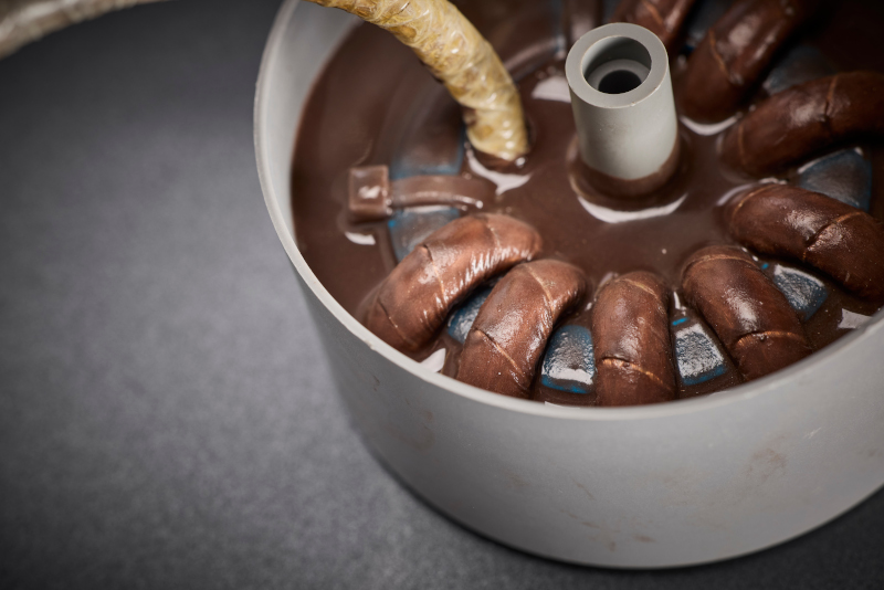 Le bobinage surmoulé avec du fil de litz HF est conçu pour les exigences de l'automobile et garantit un concept d'isolation et de protection pour les fréquences de commutation élevées, la stabilité thermique et la résistance mécanique.