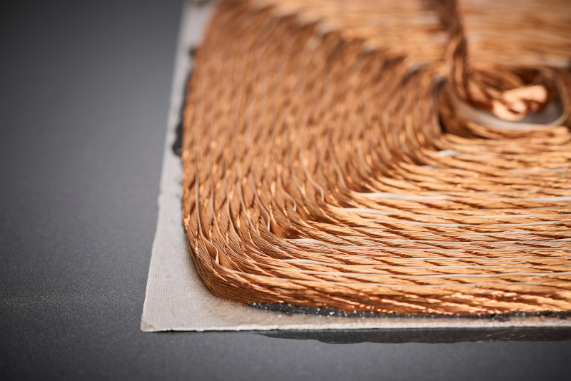 La géométrie de bobinage optimisée du fil de litz HF assure à 85 kHz une distribution de courant homogène, des pertes AC réduites et une performance thermique stable au sein de patins de charge haute performance surmoulés.