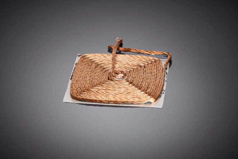 La bobine HF conçue pour le système de charge inductive constitue la base d'un transfert d'énergie à faibles pertes selon la norme SAE J2954 et est conçue pour des puissances de charge élevées ainsi que pour une intégration robuste sous le châssis du véhicule.