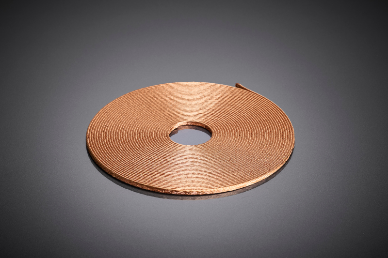 La bobine de conception plate avec du fil de litz profilé RUPALIT® constitue la base des stations de charge Qi2 compactes dans l'habitacle et favorise un transfert d'énergie efficace avec un espace d'installation limité et une densité de puissance accrue.