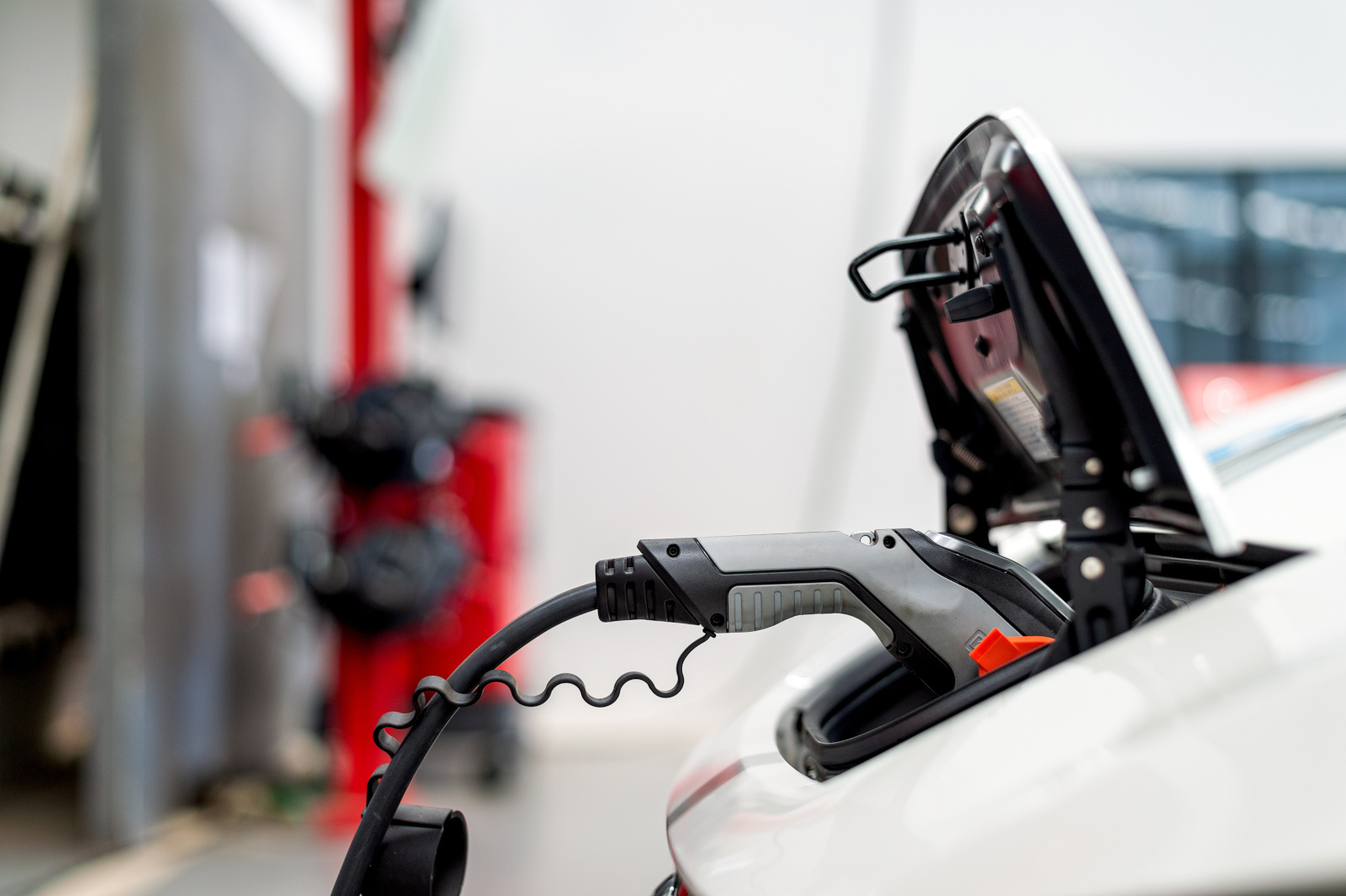 Ladestecker eines Elektrofahrzeugs beim On-Board-Ladevorgang