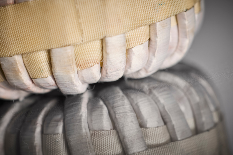 Ce gros plan illustre la structure de bobinage précise du fil de litz HF, spécifiquement conçu pour une utilisation dans les chargeurs embarqués avec des semi-conducteurs à large bande interdite afin de réduire les pertes AC aux hautes fréquences de commutation.