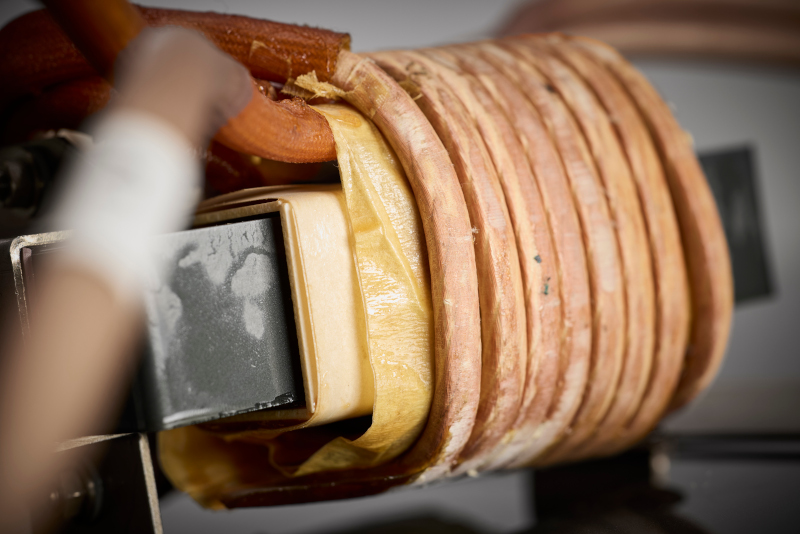 Le concept d'isolation et de fixation renforcé avec du fil de litz HF et des matériaux en aramide est conçu pour répondre aux exigences thermiques, mécaniques et normatives élevées de la technologie ferroviaire et favorise un fonctionnement fiable à long terme.