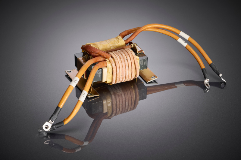 L'enroulement optimisé en fil de litz permet une distribution uniforme du courant à des intensités très élevées et constitue la base de transformateurs compacts et efficaces dans les applications d'alimentation ferroviaire critiques pour la sécurité.