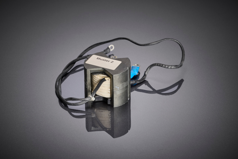 Le transformateur de puissance montre la conception compacte du bobinage avec du fil de litz HF, spécifiquement développé pour des courants permanents élevés, une longue durée de vie et une utilisation sous des contraintes de choc et de vibration typiques du secteur ferroviaire.