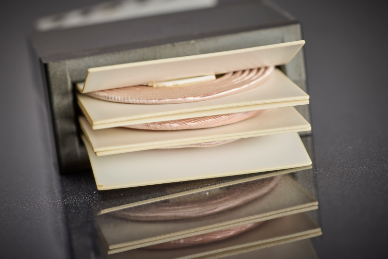 La structure de couche définie du fil de litz HF profilé contribue à une charge uniforme du bobinage et favorise une exécution thermiquement stable et reproductible dans la production en série.