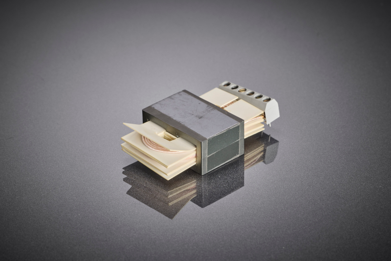 Le bobinage en fil de litz HF profilé est conçu pour un guidage stable des couches et une qualité constante dans les processus d'enroulement automatisés et favorise une production en série efficace dans les applications d'énergies renouvelables.