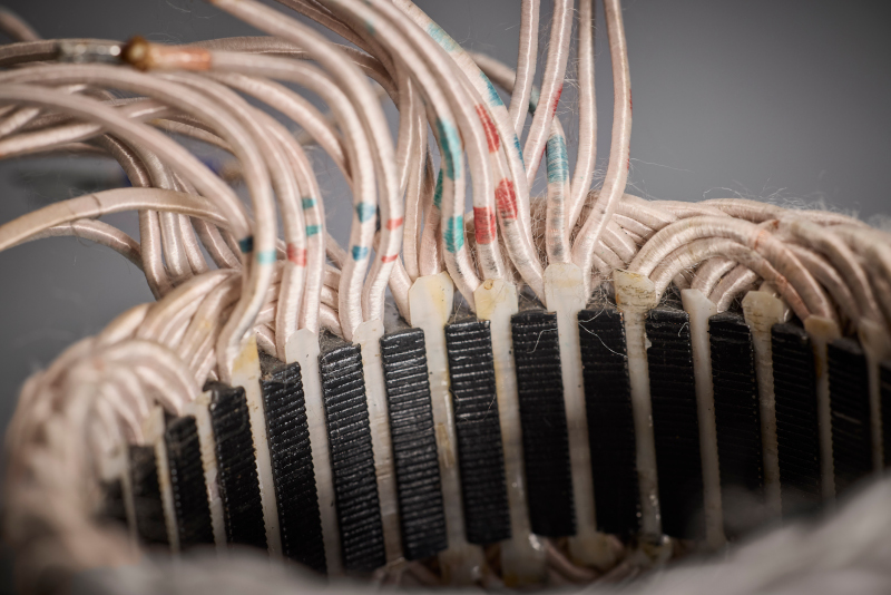 La structure optimisée du fil de litz favorise une distribution uniforme du courant aux fréquences de commutation élevées et contribue au soulagement thermique ainsi qu'à la stabilité mécanique de l'enroulement du moteur.