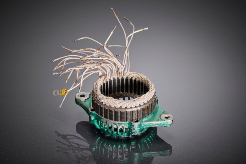 La conception de l'enroulement est spécifiquement adaptée au fonctionnement avec des entraînements à fréquence variable et réduit les pertes liées à l'onduleur dans l'interaction entre l'électronique de puissance et le moteur.