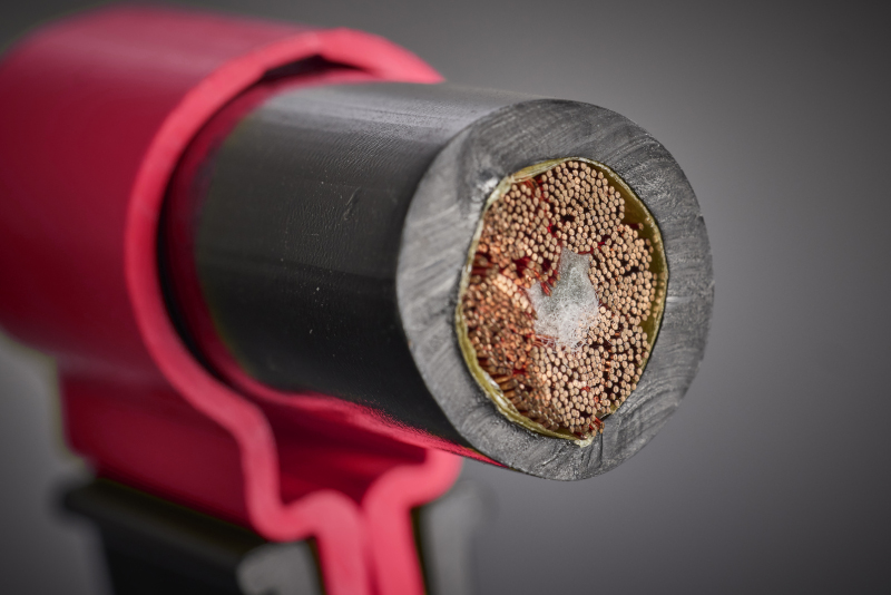 La construction du fil de litz optimisée pour la HF avec des brins individuels extrêmement fins réduit de manière ciblée les pertes par effet de peau et de proximité et favorise une distribution uniforme du courant avec une efficacité élevée et une robustesse mécanique dans l'utilisation des AGV.