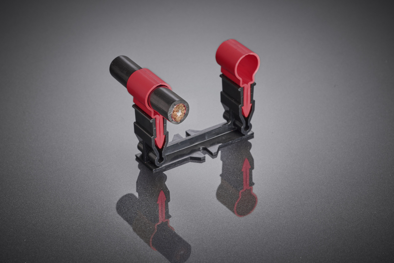 La bobine de transmission inductive a été conçue pour les fréquences de commutation élevées des onduleurs SiC et GaN modernes et permet, malgré de grands entrefers, une forme compacte avec une densité de puissance élevée et une charge thermique contrôlée.