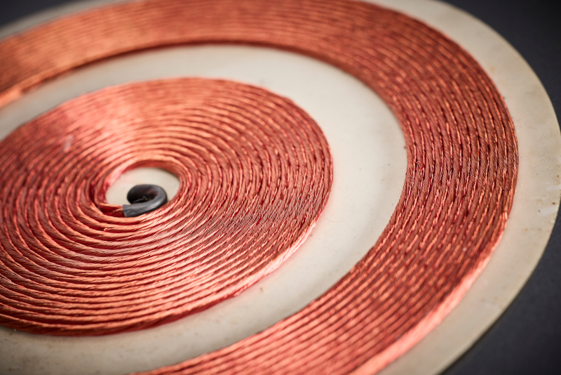 La structure du fil de litz profilé et densément tassé favorise un facteur de remplissage en cuivre élevé et est conçue pour une densité de puissance maximale sous la vitrocéramique.