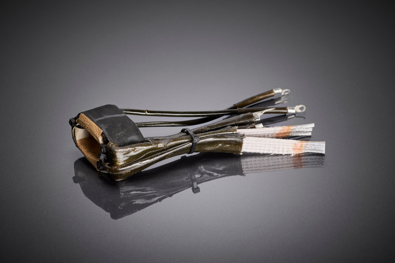 Transformateur haute fréquence de conception plate avec des fils de litz HF profilés, conçu pour des courants élevés et un profil de construction particulièrement bas.