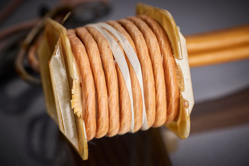 Le fil de litz HF à isolation multiple permet une rigidité diélectrique élevée et des lignes de fuite sûres, sans occuper d'espace de construction supplémentaire pour des couches de ruban – une condition centrale pour une technologie médicale conforme au MOPP.