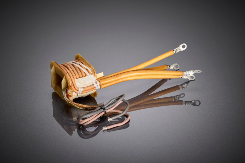 Le transformateur d'isolement optimisé pour la HF présente une conception de bobinage compacte dans laquelle l'isolation renforcée et la protection des patients selon les normes IEC sont déjà mises en œuvre au niveau du conducteur et du bobinage.