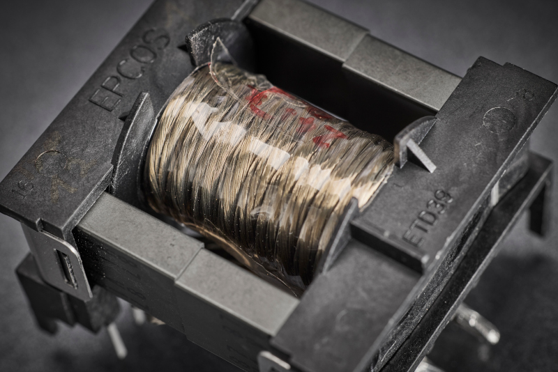 La conception expérimentale du bobinage montre l'accent mis sur un guidage du conducteur à faibles pertes et des géométries reproductibles, essentiels pour les développements itératifs de prototypes dans la recherche et l'enseignement.