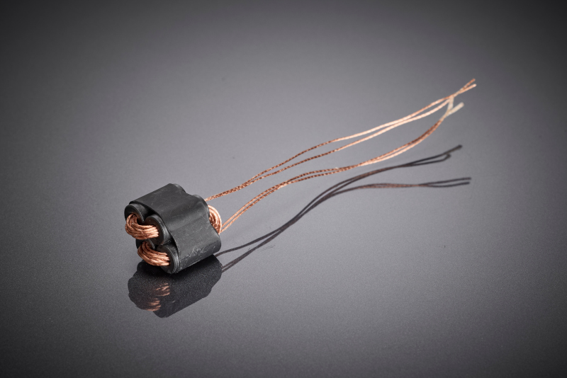 L'ensemble compact à noyau de ferrite avec du fil de litz HF hautement isolé est conçu pour résister à des contraintes mécaniques, thermiques et électromagnétiques extrêmes et favorise une utilisation fiable dans les applications électroniques militaires.