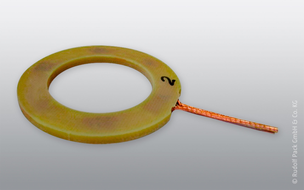 Circuit imprimé de forme annulaire avec fil de Litz en cuivre intégré comme montage expérimental pour l'étude de la distribution du courant et du comportement électromagnétique.