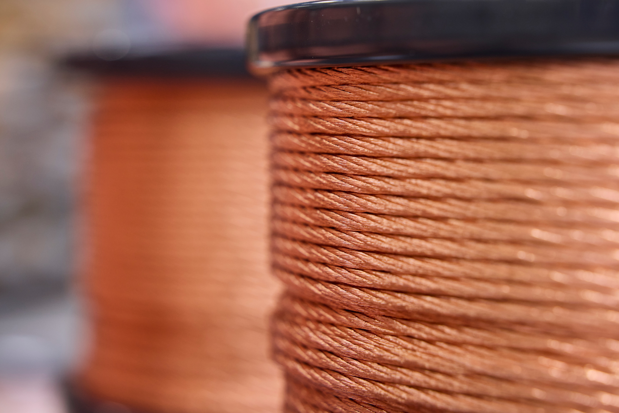 Nahaufnahme von aufgewickeltem Kupferdraht auf einer Spule
